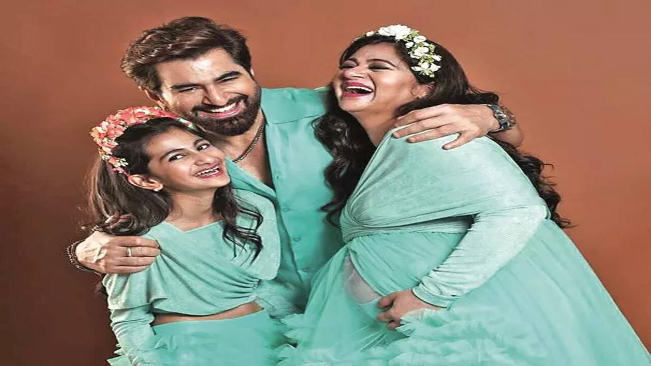 Jeet Actor Wedding Bengali Film Actor Jeet With Actress Sushmita Pose