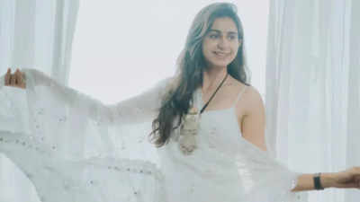 Singer Kinjal Dave radiates elegance in white Anarkali attire