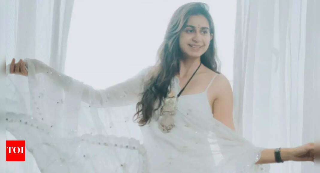 Singer Kinjal Dave radiates elegance in white Anarkali attire ...