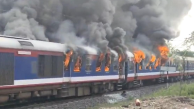 Fire engulfs five coaches of passenger train in Maharashtra's Ahmednagar district; no casualties