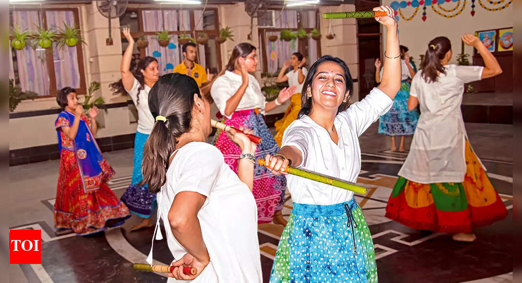 Ae haalo! Snap, clap and twirl with garba & dandiya classes | Delhi ...