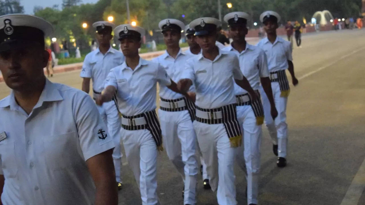 4 reasons why women like men in uniform - Times of India