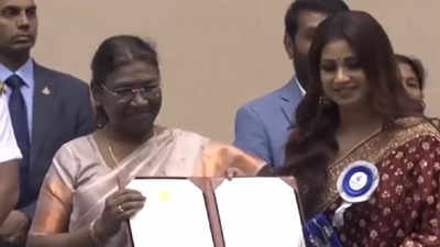 PIC: Shreya Ghoshal honoured with the National Award for Best Playback Singer Female