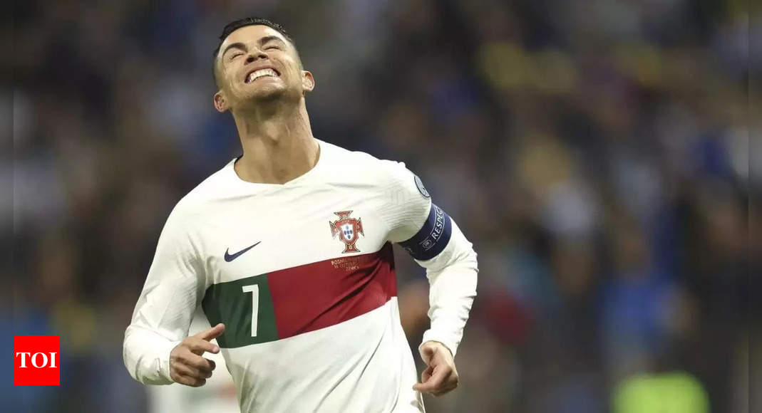 Assista: Cristiano Ronaldo evita por pouco lesão causada por invasor de campo nas eliminatórias da Euro 2024 |  Notícias de futebol