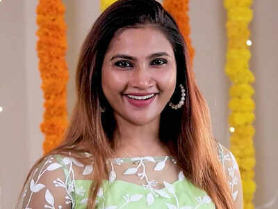 Bigg Boss Tamil fame Myna Nandhini looks stylish in an adorable grown, fans say, "Cinderella"