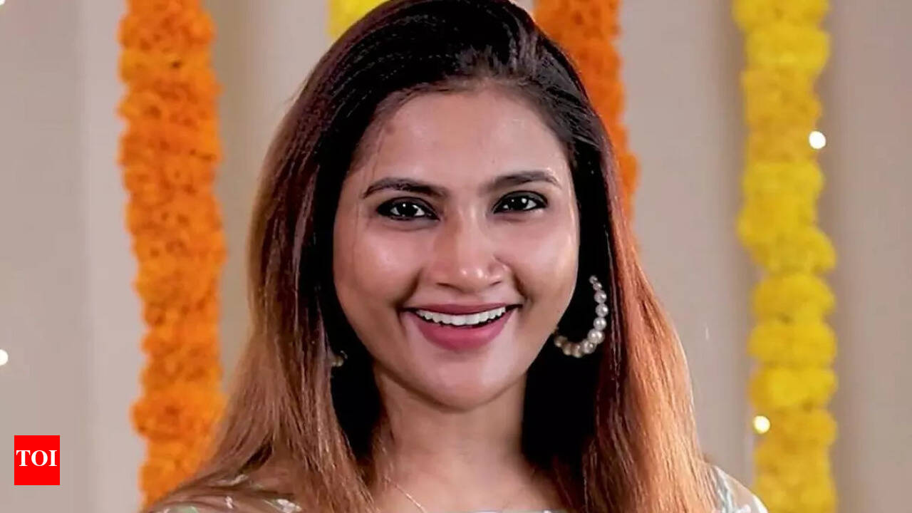 Bigg Boss Tamil fame Myna Nandhini looks stylish in an adorable grown, fans  say, Cinderella - Times of India