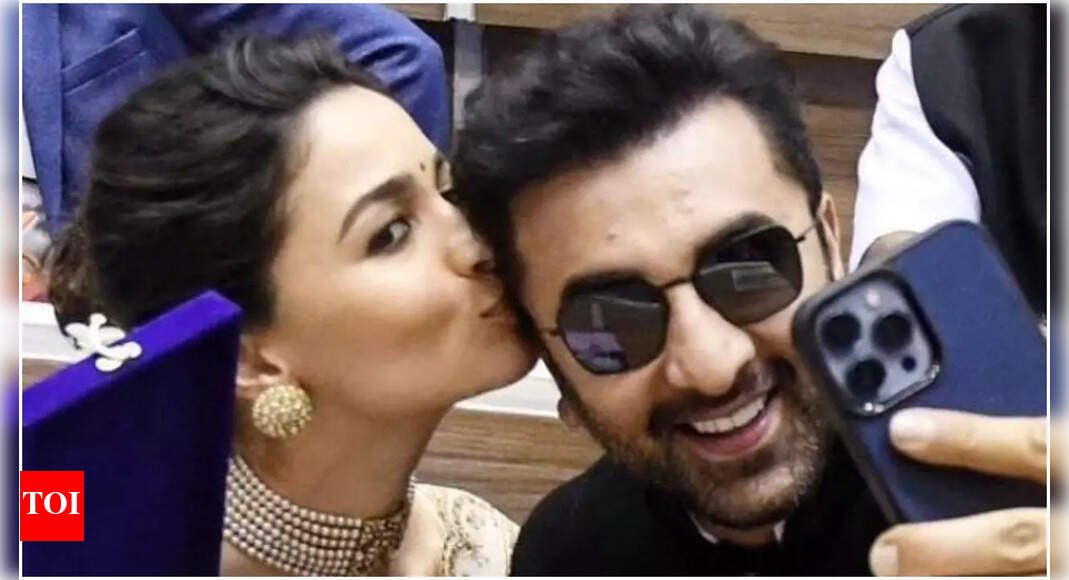 Alia plants kiss on Ranbir in UNSEEN pics