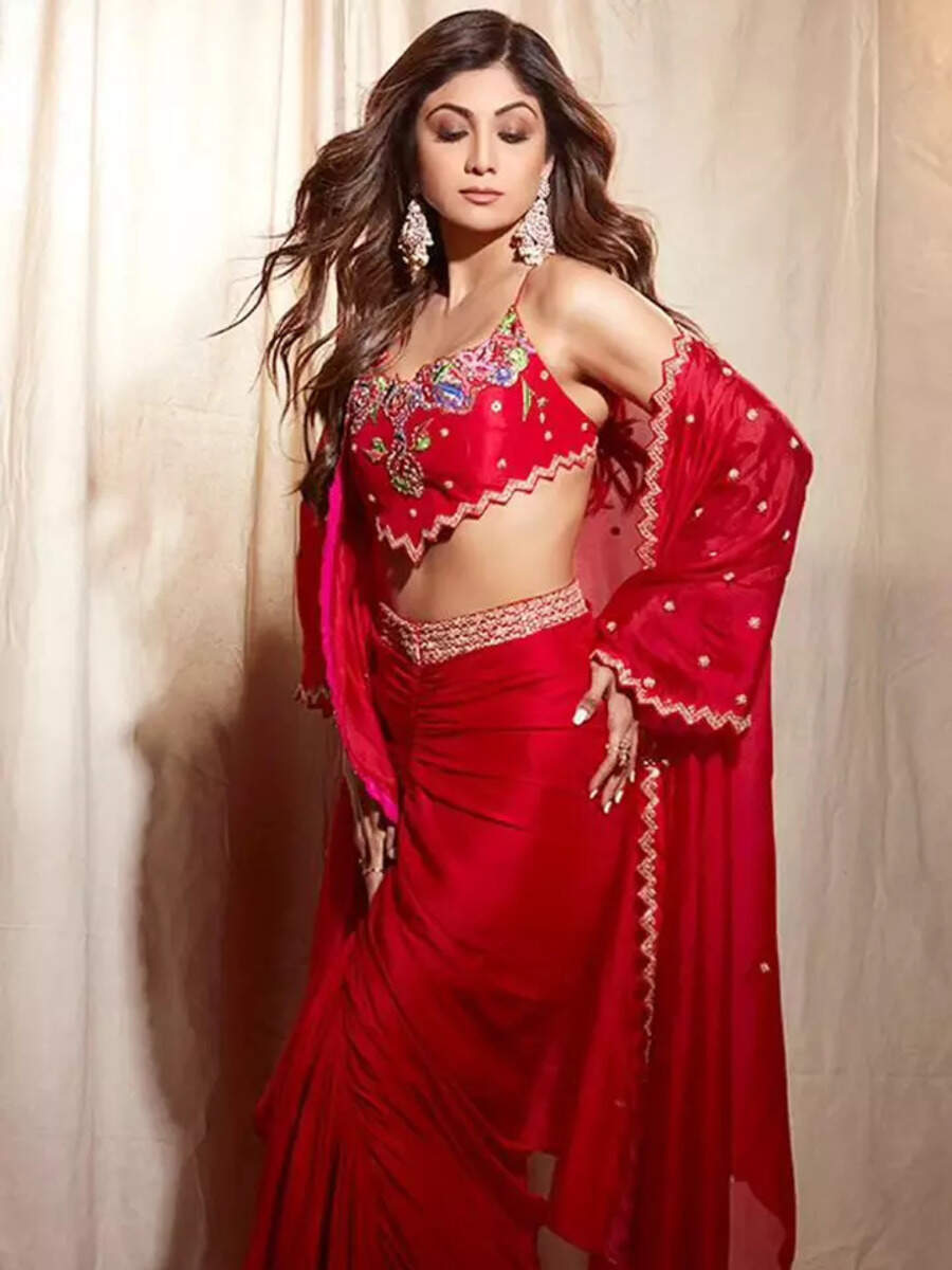 Shilpa serves major festive goals in red