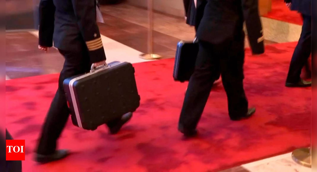 Putin filmed with officers carrying N-briefcase