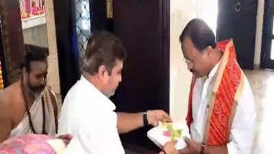 Union Minister V Muraleedharan visits historic Shiva temple in Oman