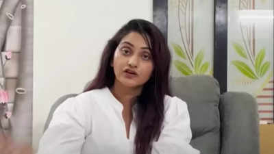 Actress Naveena loses her bag in Kasi; shares her challenging experience