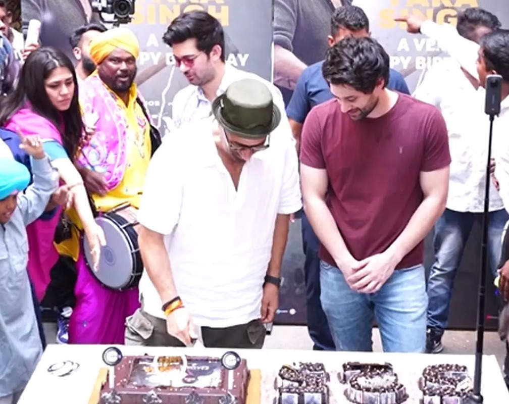 
Sunny Deol turns 67, cuts birthday cake with fans
