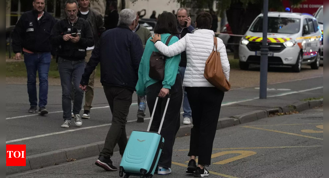French airports again hit by fake bomb threats