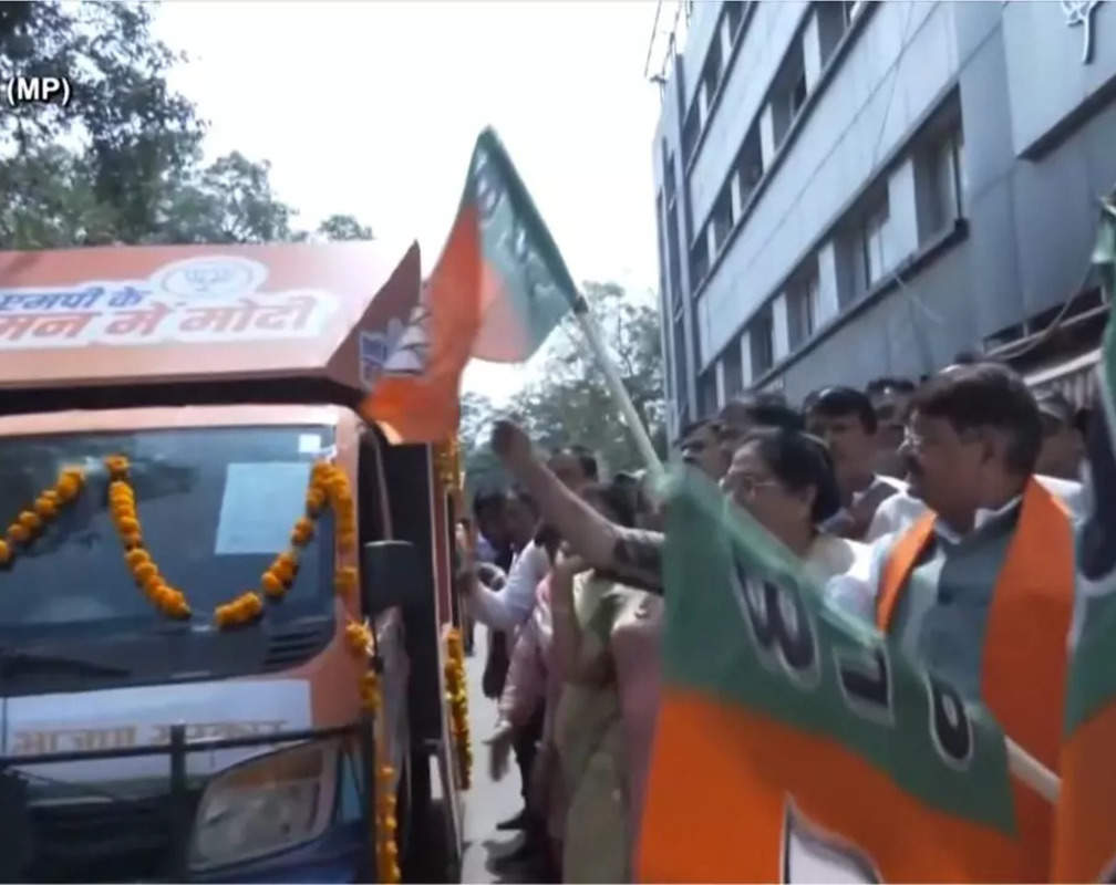 
BJP National Gen Secy Kailash Vijayvargiya flags off high-tech campaign vehicles in Indore
