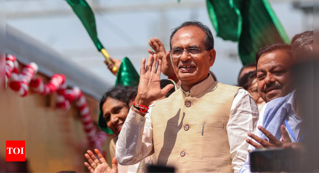 Friendship In Delhi Wrestling In States Mp Cm Chouhan Takes Jibe At India After Akhilesh