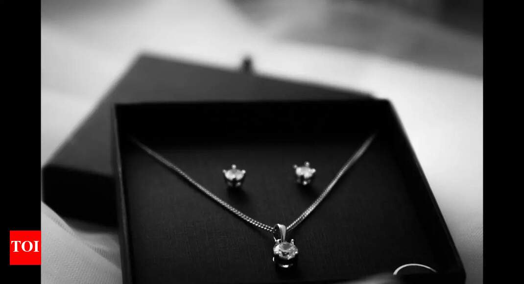 Jewellery worth Rs 12 lakhs put in trash by the owner, here's why