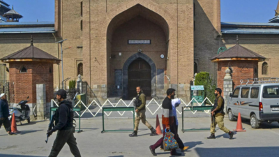 Friday prayers at Srinagar Jamia Masjid barred for 2nd week
