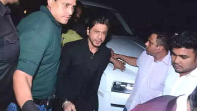 Shah Rukh Khan along with ‘Dunki’ director Rajkumar Hirani graces a private bash in Bandra