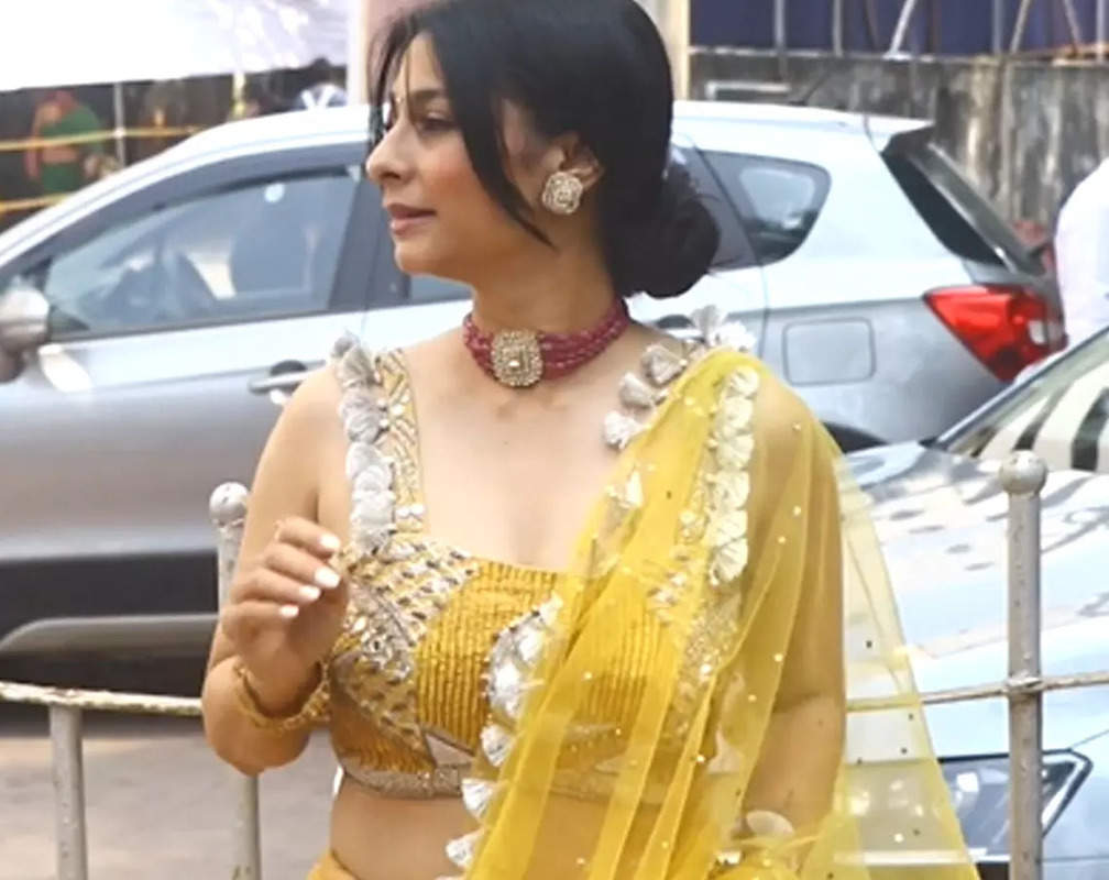 
Tanishaa Mukerji looks stunning in yellow outfit as she visits Durga Puja pandal in Mumbai

