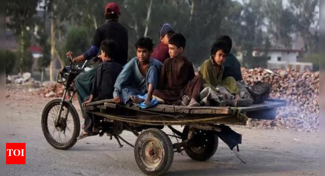 Pakistan expels over 3,000 Afghan refugees in one day