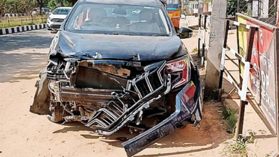 2 injured as car crashes into railings of 'Shraddhanjali Setu'
