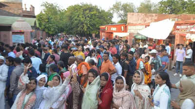 Agra: Tourists wait long to reach Taj Mahal amid shortage of golf carts