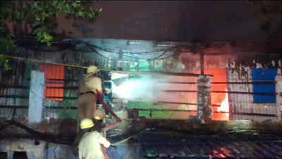 Kolkata: Fire breaks out in building in Ultadanga on Ashtami evening ...