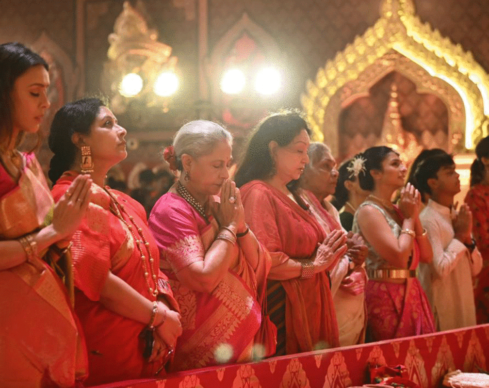 
Jaya Bachchan, Jaideep Ahlawat attend North Bombay Sarbojanin Durga Puja
