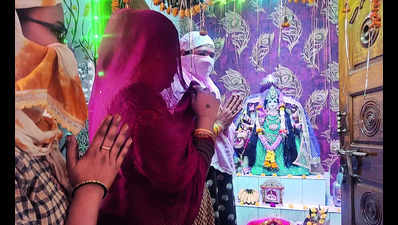 Ganga-Jamuna fasts for Durga, say daughters of soil shamed, but deity sculpted with brothel clay