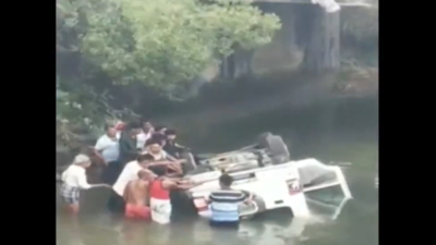 Five of family killed as car falls off bridge in Jharkhand