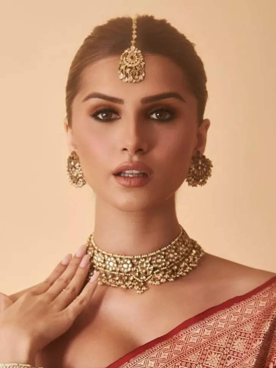 Tara Sutaria's Red And Gold Saree Is Perf For Karva Chauth 2023 | Zoom TV