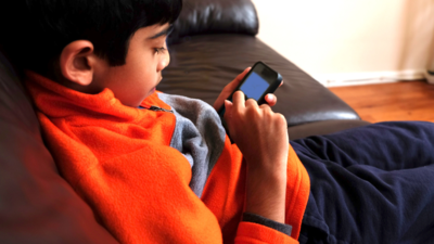 Mobile phone addiction: Reasons to make your children play outdoors