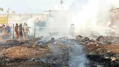5 shanties gutted in blaze at Indirapuram, no casualties