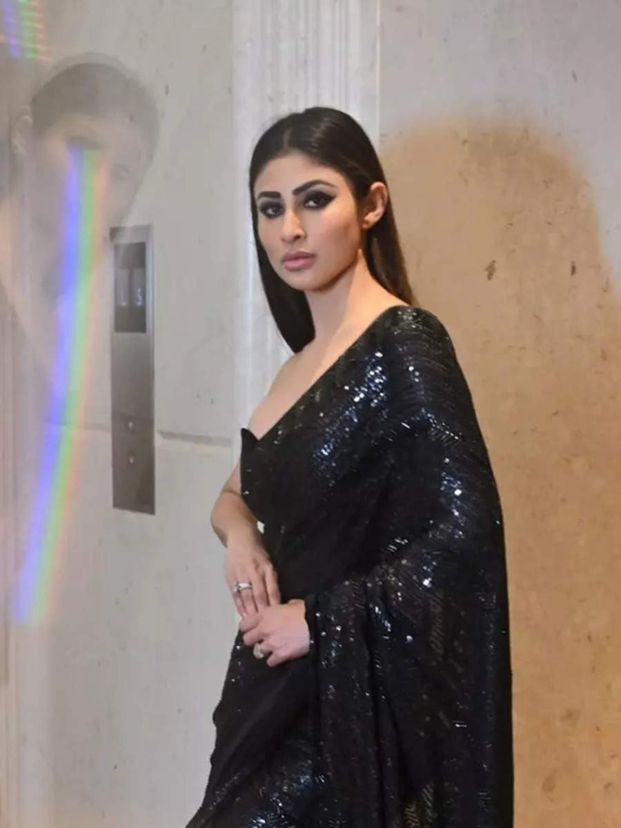 Mouni Roy ups ethnic fashion glam quotient in shimmery black saree | Times  of India