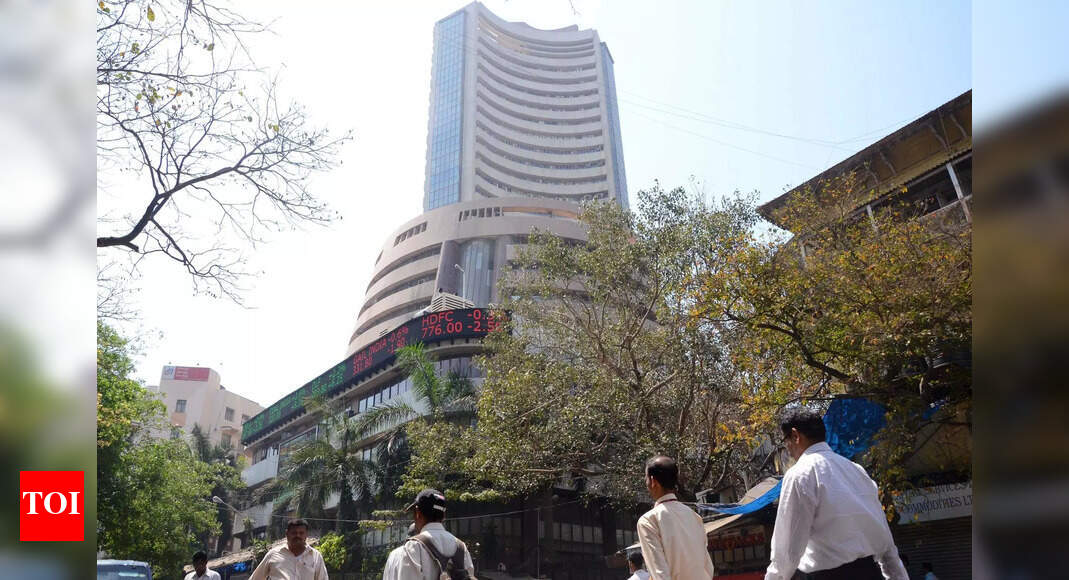 Markets reverse early gains; sensex down over 500 points – Times of India