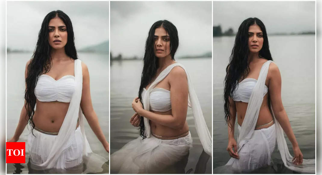 Malavika Mohanan channels her inner goddess in the latest photoshoot! | Malayalam Movie News