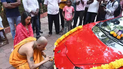 Shraddha Kapoor's visit to the Temple after acquiring a new Lamborghini; watch video