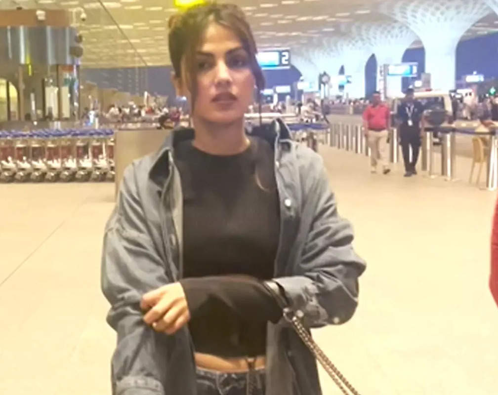 
‘Chal rahe ho saath may’: Rhea Chakraborty asks paps at the airport
