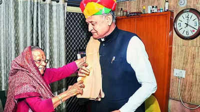 CM Ashok Gehlot's midnight visit to Vyas seen as bid to woo Pushkarna community