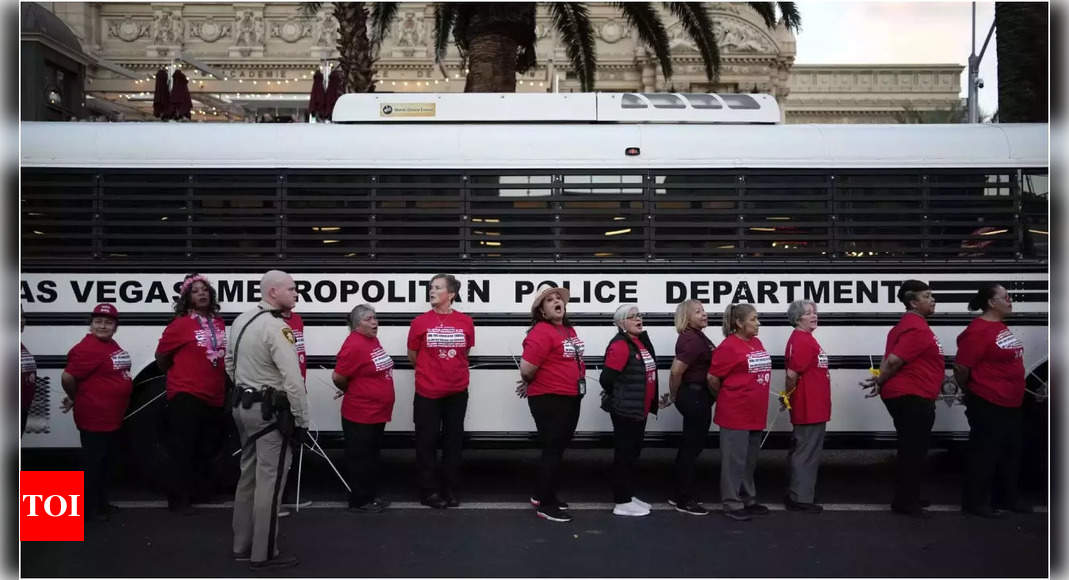 Las Vegas: Union Workers Arrested On Las Vegas Strip For Blocking ...