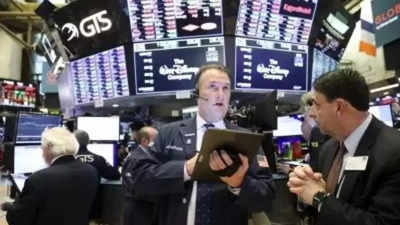 Stocks hit by Middle East, earnings and economy concerns