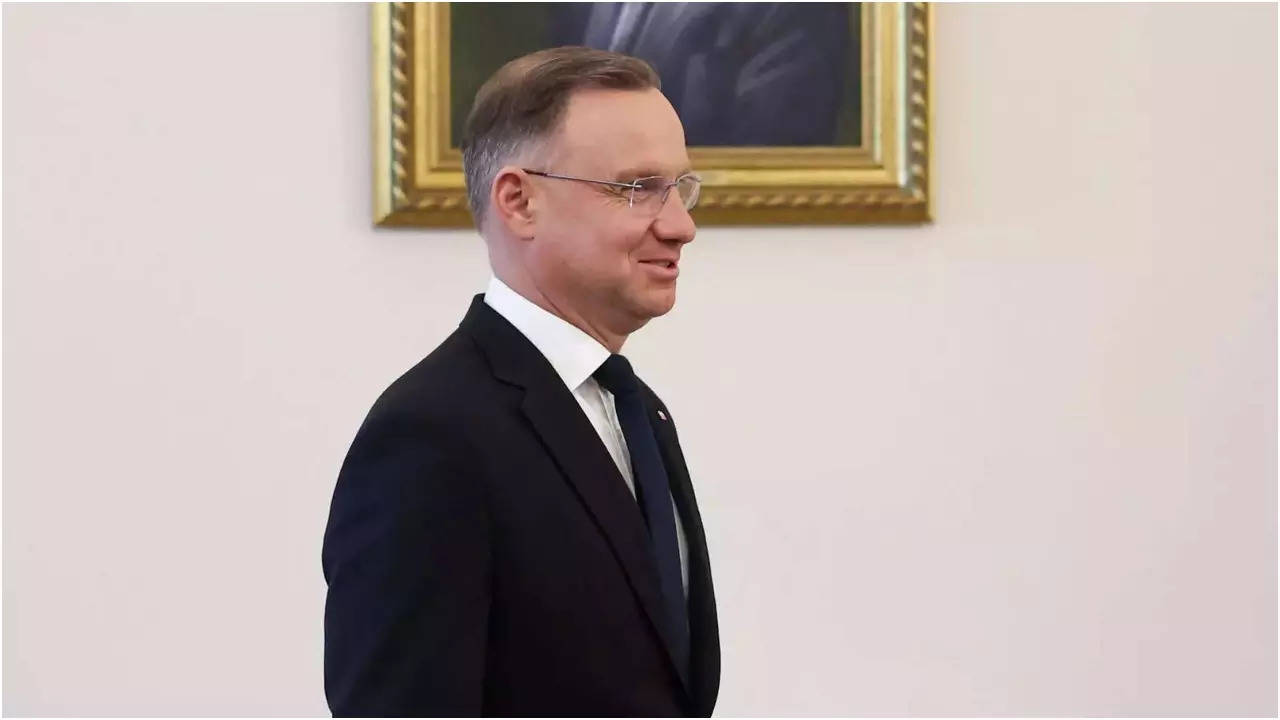 Polish president delays appointing new government, Poland