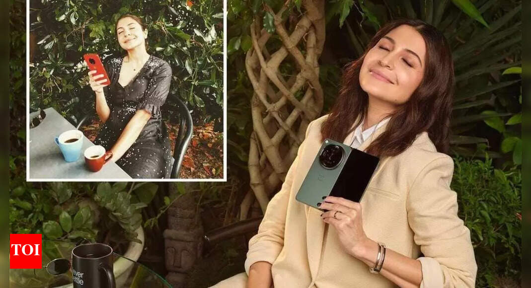 Anushka flaunts baby bump amid pregnancy rumours