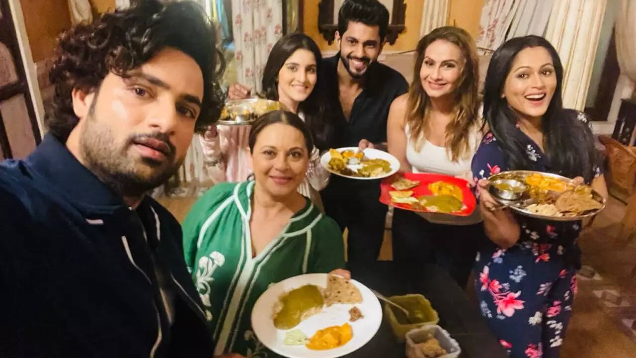 Did you know Manasi Joshi Roy has a group called Whats in your dabba?  with her Kyunki… Saas Maa Bahu Beti Hoti Hai cast? - Times of India