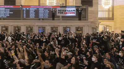 Never Again for Anyone': Jewish Protesters Demanding Gaza Cease-Fire  Arrested in Grand Central Station