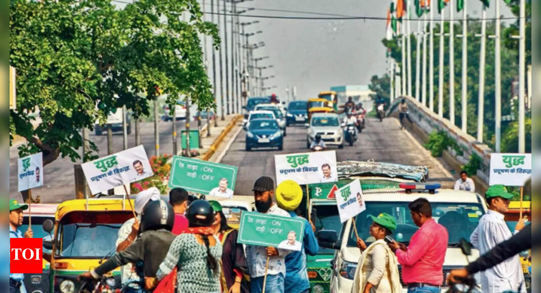 Delhi Records Coldest Night Of Season, AQI Falls To 'very Poor' | Delhi ...