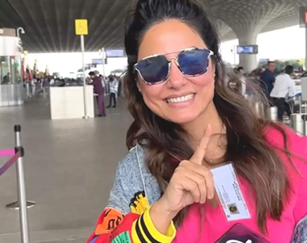 
Hilarious! Hina Khan offers to exchange her phone with a pap’s mobile at airport
