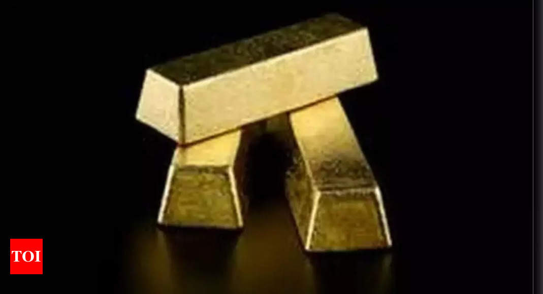 Gold holds above ,000 mark on safe-haven demand; Fed meet in focus – Times of India