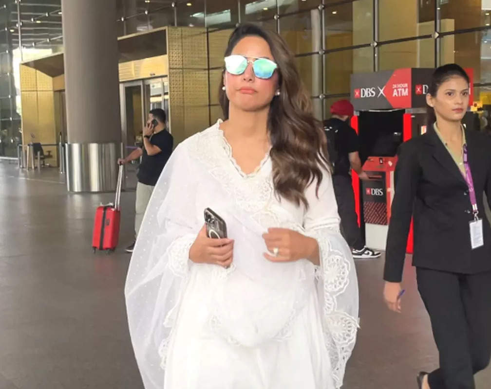 
‘Ghirna mat bus’, says Hina Khan to paps as gets clicked at the airport
