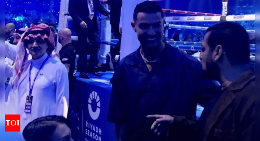 Salman Khan and Cristiano Ronaldo spotted having a friendly chat at the boxing match, viral pictures and videos silence trolls | Hindi Movie News